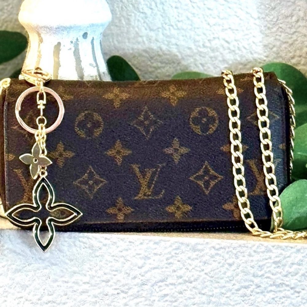 Louis Vuitton monogram full zip Preloved wallet & unbranded, charm, and chain - Picture 3 of 15